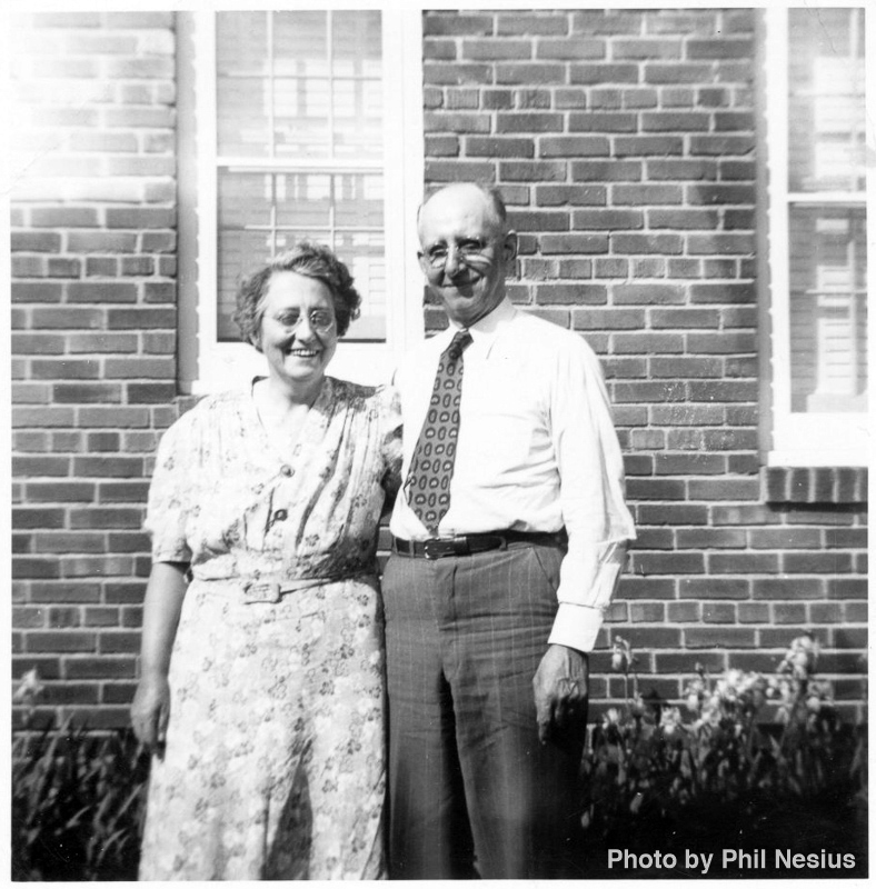 Phil's Mom and Dad.  / 238S_001 / 