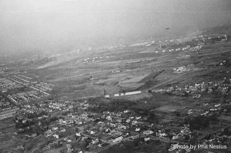 Flying in to New York city for Autoshow, 1953 / 274K_0018 / 