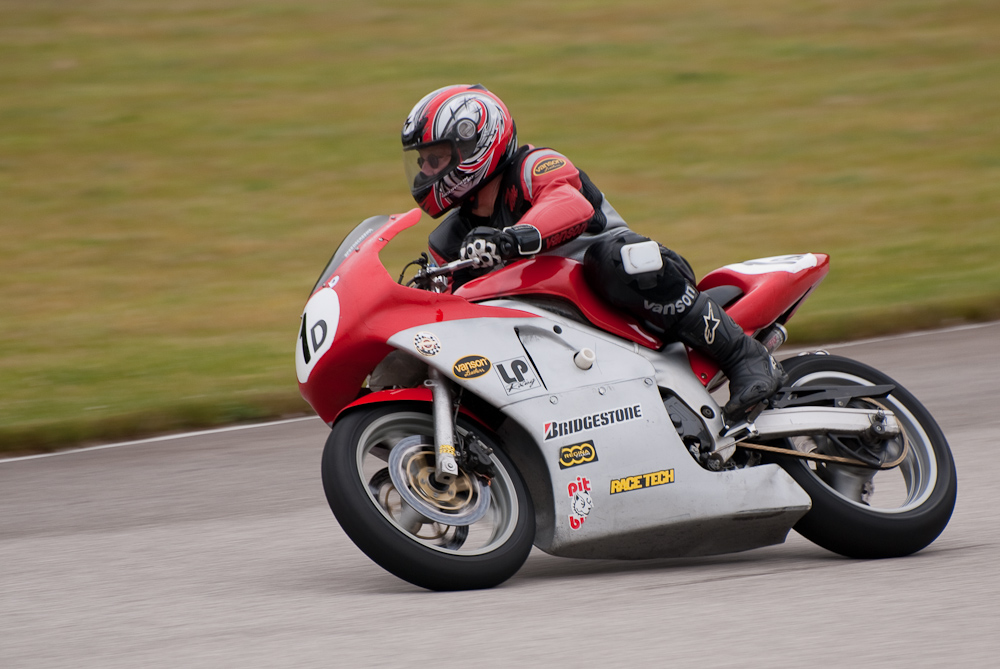 Tim Lile riding a 2001 Suzuki, No 1D in the bend, Road America, Elkhart Lake, WI