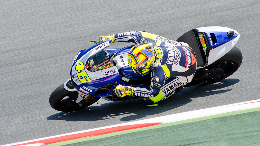 Valentino Rossi on the #46 Yamaha M1 at Circuit de Catalunya turn 7 / DSC_4519