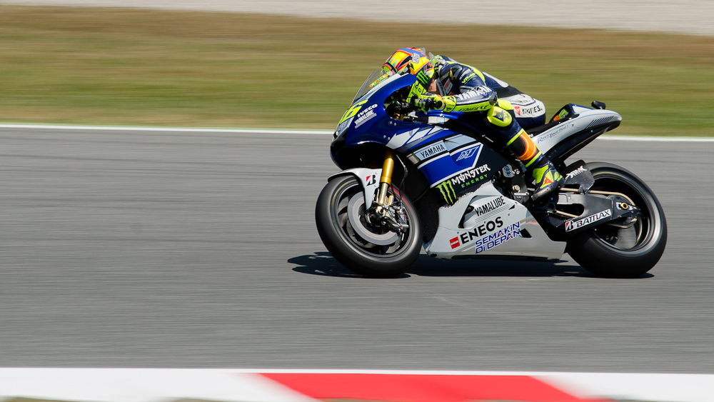 Valentino Rossi on the #46 Yamaha M1 at Circuit de Catalunya turn 8 / DSC_4622
