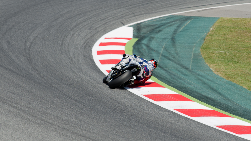 Jorge Lorenzo on the #99 Yamaha M1 at Circuit de Catalunya turn 9 / DSC_4756