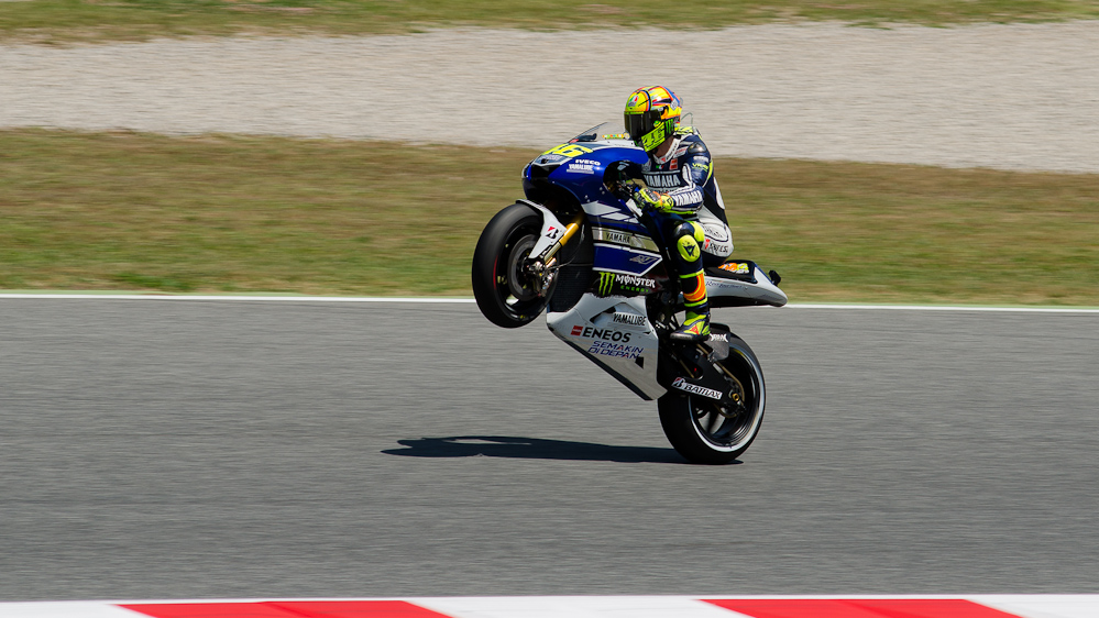 Valentino Rossi on the #46 Yamaha M1 at Circuit de Catalunya turn 8 / DSC_4882