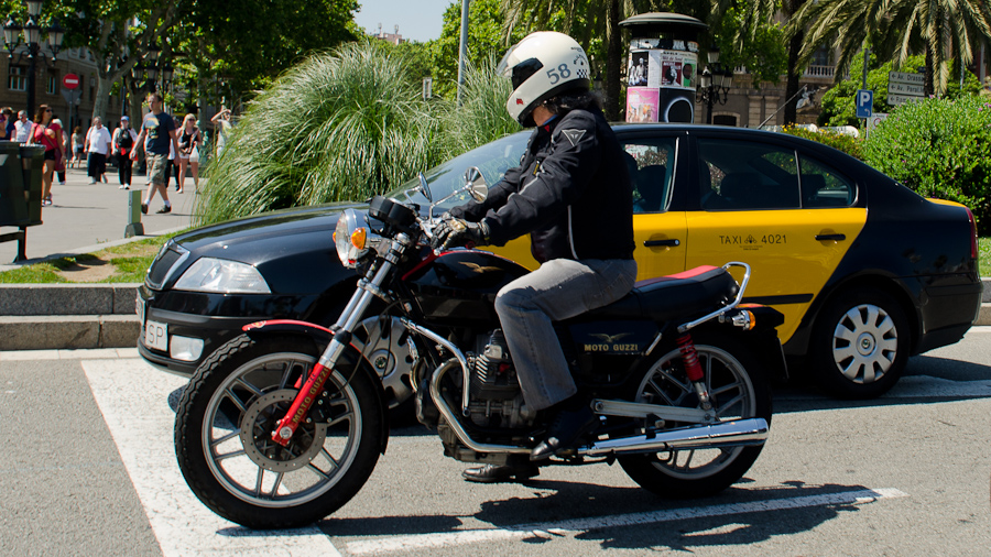 Moto Guzzi on the streets of Barcelona / DSC_3618