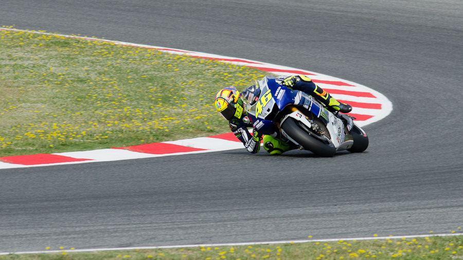 Valentino Rossi on the #46 Yamaha M1 at Circuit de Catalunya turn 1 / DSC_5175