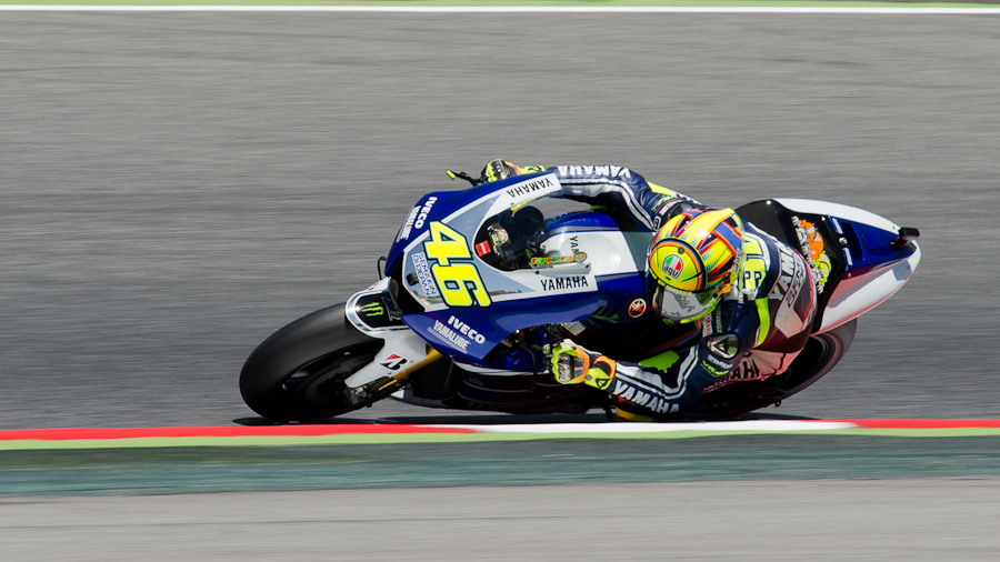 Valentino Rossi on the #46 Yamaha M1 at Circuit de Catalunya turn 2 / DSC_6080
