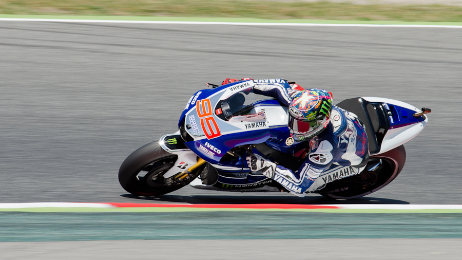 Jorge Lorenzo on the #99 Yamaha M1 at Circuit de Catalunya turn 2 / DSC_6306