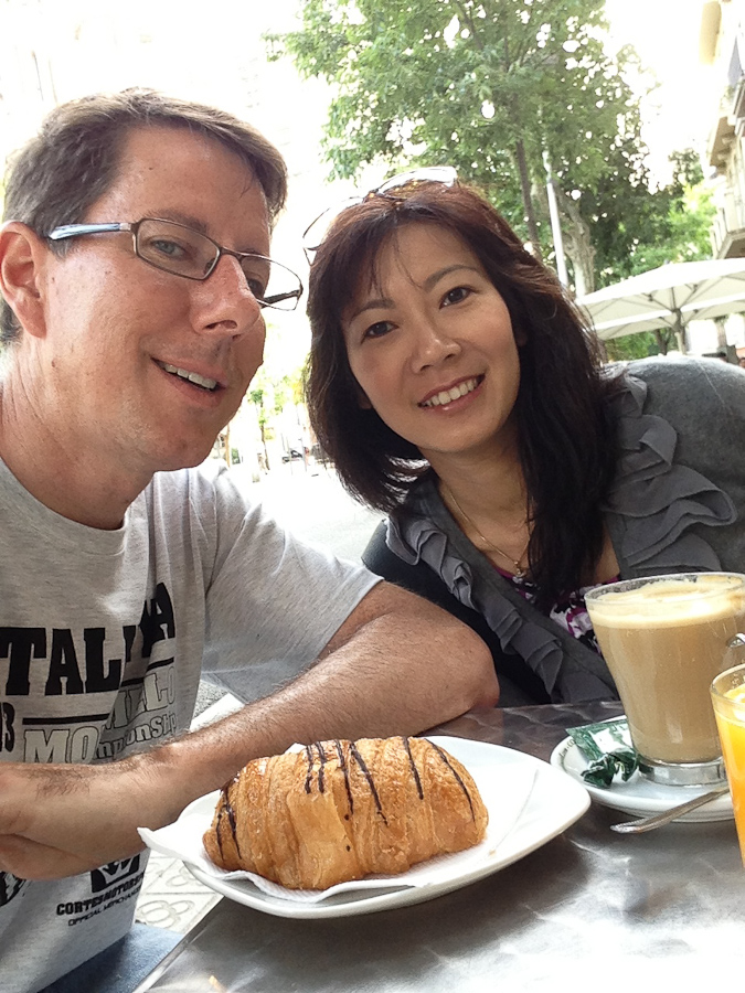 Enjoying breakfast by La Sagrada Familia church / IMG_1079